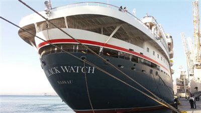 بالصور.. وصول 820 سائحا وطاقما لميناء سفاجا 