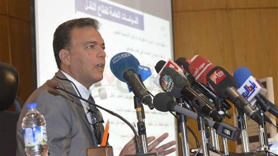 بالصور.. وزير النقل للصحفيين: «أرجوكو متكتبوش عني.. اكتبوا عن العمال»