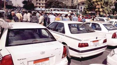 سائقو التاكسي الأبيض: «أوبر وكريم» شركات تجسس 