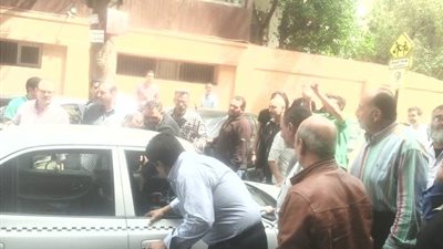 بالصور.. اشتباكات بين سائقي التاكسى الأبيض لعدم حضور جلسة «أوبر وكريم»