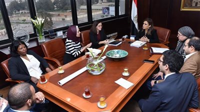 «سحر نصر» تبحث مع بعثة «البنك الدولي» سبل تحسين بيئة الأعمال 