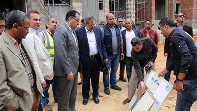 شاهد.. وزير الإسكان يتفقد تشطيب أول عمارة بـ«العاصمة الإدارية»