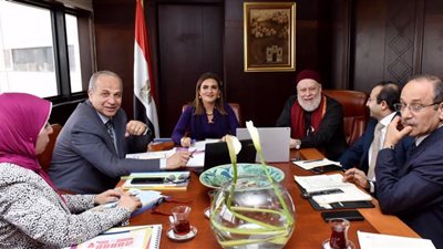 سحر نصر تبحث مع محافظ القليوبية إنشاء منطقتين استثماريتين علي 82 فدانًا