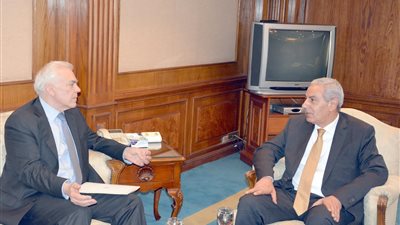 طارق قابيل يلتقي سفير اليونان لعرض الفرص الاستثمارية بمصر