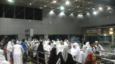 أزمة بين المعتمرين وقوات الأمن بمطار القاهرة