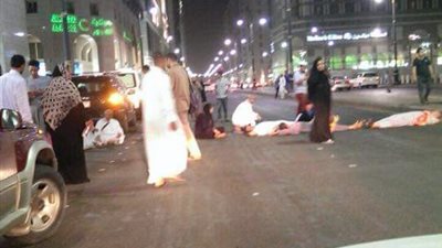 معتمرون مصريون يفترشون الأرض بالسعودية بحثا عن سكن