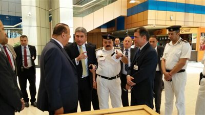  بالصور.. جولة لوزير الطيران بمطار شرم الشيخ 