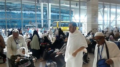  بالصور.. «شنط» المعتمرين سافرت.. وأصحابها لسه فى مصر