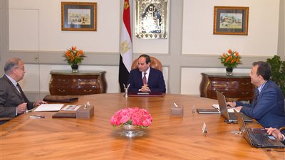 «السيسي» لوزير «النقل»: إنجاز مشروعات الطرق والكبارى.. «أولوية»