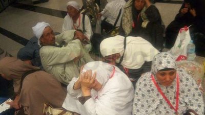 بالصور.. معتمرون يفترشون المطارات بحثا عن الطائرة
