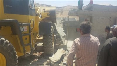 بالصور.. رئيس تنمية القاهرة الجديدة: «إزالة التعديات بالتجمع الثالث»