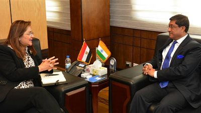 «التخطيط» تبحث التجربة الهندية في برامج تشغيل المناطق الأقل دخلًا