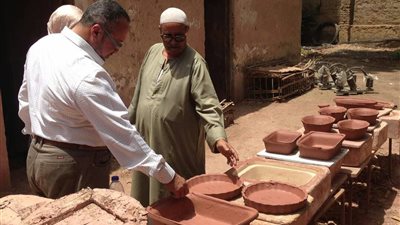 بالصور.. الحرف اليدوية: تطوير مصنع جراجوس للفخار المتعثر ودخوله في مرحلة الإنتاج العام المقبل 