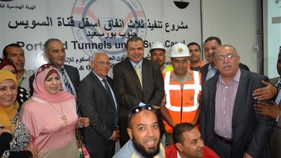 بالصور.. وزير القوى العاملة يشيد بمشروعات سيناء