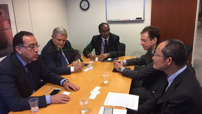 وزير الإسكان يبحث مع البنك الدولي أجندة تنفيذ الصرف الصحي بالقرى