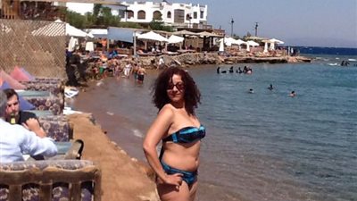 بالبكيني.. منى البرنس تحتفل بتحرير سيناء