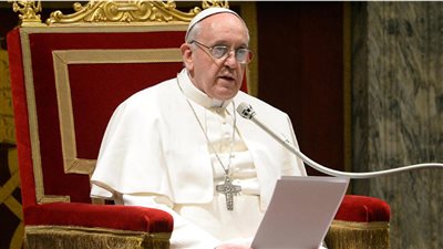 البابا فرنسيس يبارك عروسين في استاد الدفاع الجوي