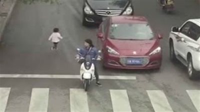 شاهد| صدمة أم تشاهد طفلتها تحت عجلات سيارة