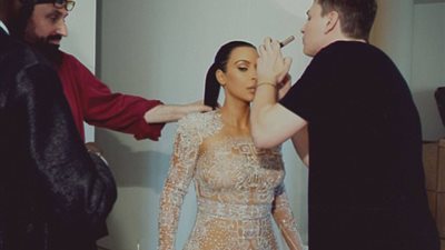  بالصور.. كيم كارداشيان خلف الكواليس 