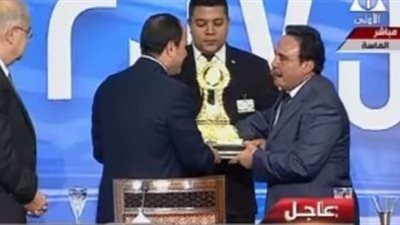 «السيسي» يتسلم درع اتحاد نقابات العمال