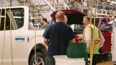 شاهد.. مؤسس «فيس بوك» يزور شركة فورد