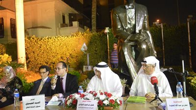 بالصور.. توقيع كتاب «البحرين وتكريم أمير الشعراء» بكرمة ابن هانئ بالقاهرة