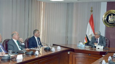 «الصناعة» تبحث ضمانات تنفيذ «أفضلية المنتج المحلى» في العقود الحكومية