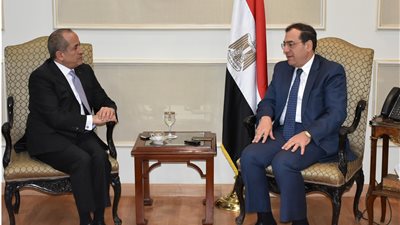 وزير البترول يبحث مع السفير الأردني المشروعات المشتركة