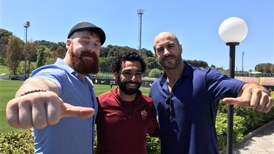 بالصور.. محمد صلاح مع نجمي المصارعة «سيزارو» و«شيماس»