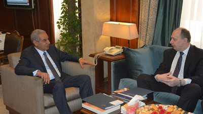 وزير الصناعة يلتقي نظيره البيلاروسي لبحث تعزيز العلاقات بين البلدين