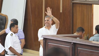 عصام سلطان يتعرض لـ«الإغماء» داخل القفص في قضية «إهانة القضاء» 