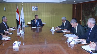 وزير النقل يتابع «تطوير المزلقانات» وصيانة «عربات السكة الحديد» 