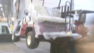 بالصور.. 3 سيارات مجانية لنقل المعاقين للقطارات بمحطة مصر 