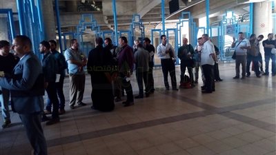 بالصور.. توافد المواطنين على شباك تأمين دخول مزاد سيارات «جمارك القاهرة»