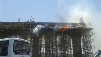 بالصورة.. حريق بكوبري محور روض الفرج 