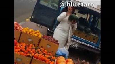 بالفيديو.. «حسناء» كويتية تبيع 30 بطيخة فى الساعة وتربك حركة المرور