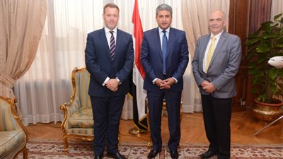 «وزير الطيران» يستقبل منظمي منتدي الطيران الأفريقي