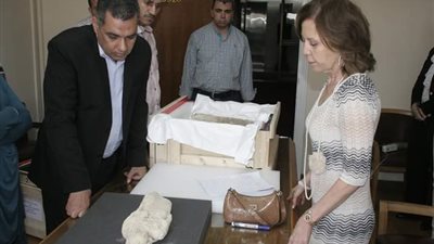 «الآثار» تستعيد لوحة حجرية من فرنسا