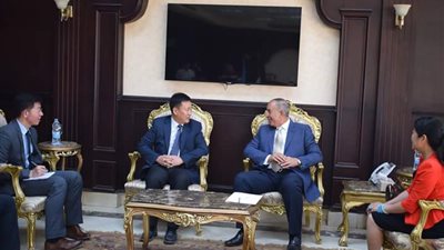 محافظ البحر الأحمر يبحث مع وفد صيني سبل استعادة السياحة