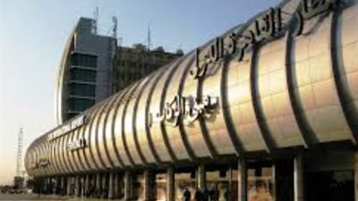 السيسي يستقبل الرئيس الكيني بمطار القاهرة