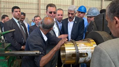 بالصور.. وزير النقل يتفقد ورش «أبو زعبل»