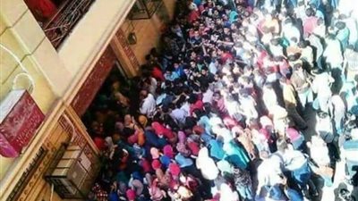 شاهد.. طوابير الدروس الخصوصية قبل امتحانات الثانوية العامة