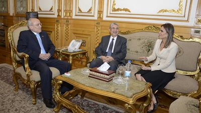  توقيع عقد تنفيذ مشروع لإنتاج ألواح الطاقة الشمسية من الرمال