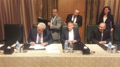 بالصور.. الشرقية للدخان توقع «تعديلا» لعقد التصنيع مع «فيليب موريس» 