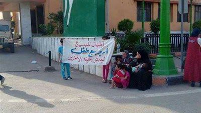 حقيقة صورة سيدة تعرض طفلها للبيع مقابل الطعام