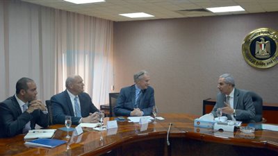 وزير التجارة يبحث مع «كارجل» العالمية توسعات تخزين الحبوب بميناء الدخيلة