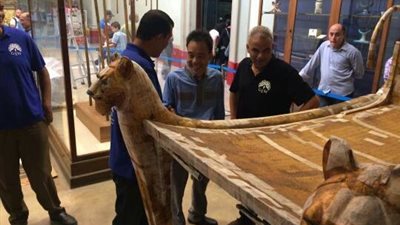 بالصور.. نقل السرير الجنائزي للملك توت عنخ آمون