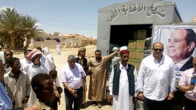 محافظ مطروح يوزع هدية «السيسي» لأصغر قرية مصرية