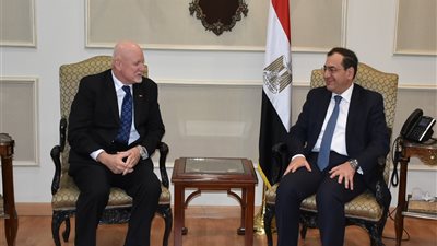 «الملا» لرئيس «داو» للكيماويات: منتجاتنا تغزو الأسواق العالمية 