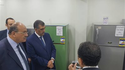 بالصور.. وزير قطاع الأعمال يفتتح فرع «عمر أفندي» بمصر الجديدة